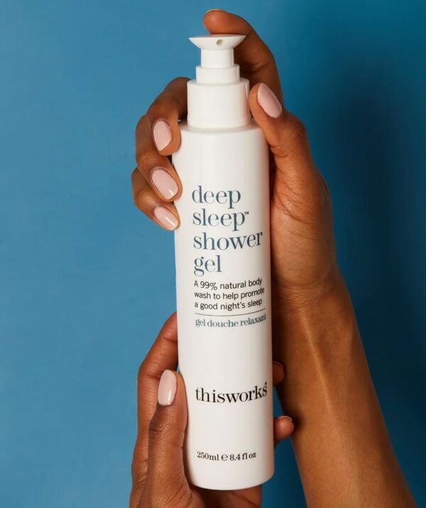 This Works Deep Sleep Shower Gel, 250 ml — Beruhigendes Duschgel mit ätherischen Ölen von Lavendel, Kamille und Vetivert — schlafförderndes sulfatfreies Duschgel für Männer und Frauen – Bild 5