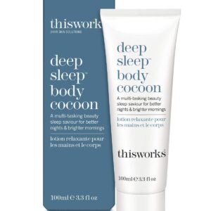 This Works Deep Sleep Body Cocoon, 100 ml - Körperlotion mit beruhigender Sheabutter zur Unterstützung trockener Haut - Angereichert mit ätherischen Ölen aus Lavendel und Kamille für erholsamen Schlaf