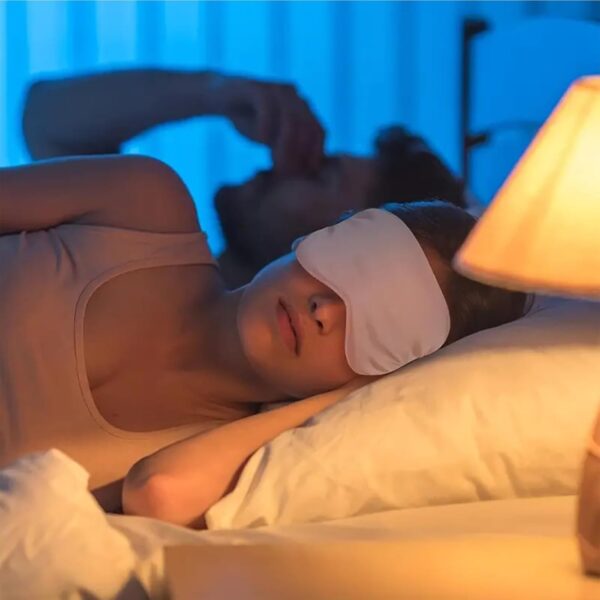 Seiden Schlafmaske Set, Schlafbrille Damen Bequem Maulbeerseide Augenmaske Satin Nacht Augenbinde zum Schlafen Lichtdichte Nachtmaske Augen Schlafschutz für Pause Reise (Rosa) – Bild 6