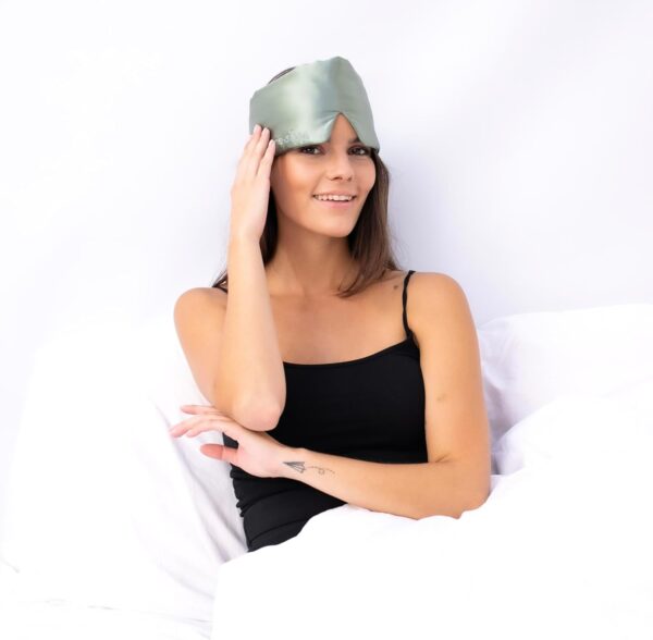 bene-sleep. Handgefertigte Schlafmaske aus reiner Seide mit Seidenfüllung – verstellbare Seidenschlafmaske Männer & Frauen – hypoallergen – atmungsaktive Maulbeerseide – Polyesterfrei (Grün) – Bild 7