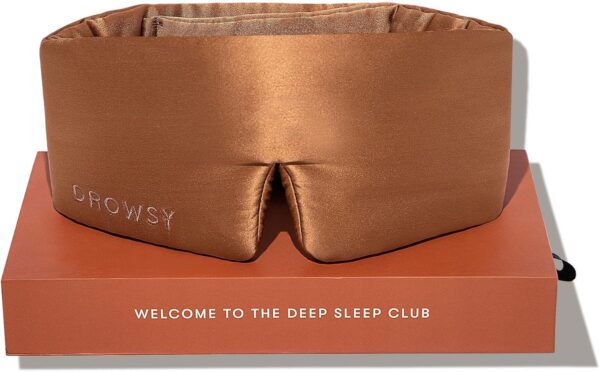 DROWSY Silk Schlafmaske. Ein gepolsterter Seidenkokon, der sich an das Gesicht anschmiegt und für luxuriösen Schlaf in völliger Dunkelheit sorgt. (Pumpkin Spice)