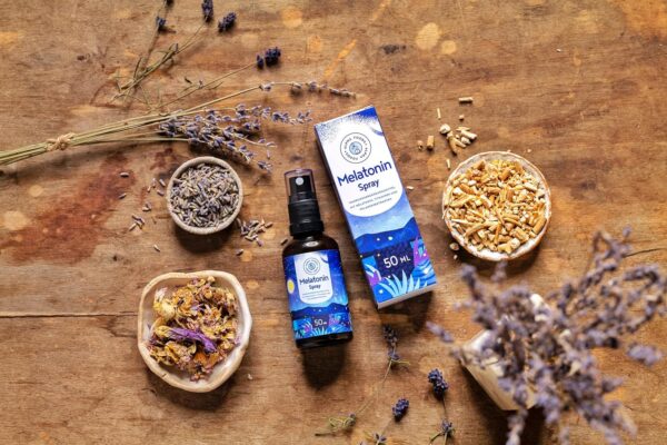 Melatonin Einschlafspray Hochdosiert - 400 Tage Vorrat (50ml) - mit Baldrian, Passionsblume, Melisse, Lavendel, Vitamin B6 & B1 - Sleep Spray ohne Alkohol - Vegan - Himbeer-Geschmack - Alpha Foods – Bild 2